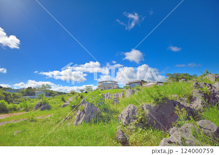 中国地方・秋吉台・秋吉台展望台の周辺に広がる園地を眺めて観光するイメージ・山口県美弥市(3) 124000759