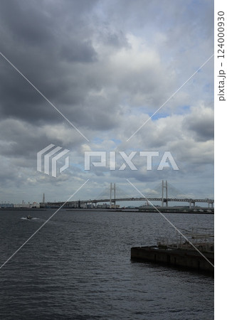 雲が広がる横浜大さん橋ふ頭付近の風景 雲が広がる横浜大さん橋ふ頭付近の風景 124000930