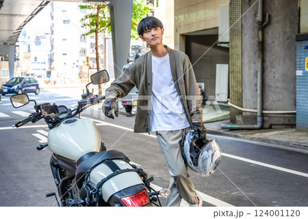 東京ツーリング　ツーリング仲間と待ち合わせをする男性ライダー 124001120