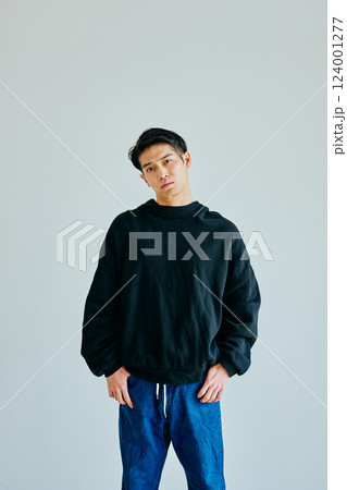 首をかしげる20代の若い男性 首をかしげる20代の若い男性 124001277