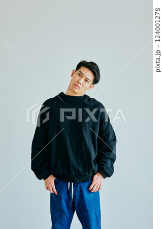 首をかしげる20代の若い男性 首をかしげる20代の若い男性 124001278