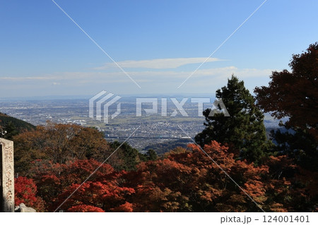 大山阿夫利神社付近から紅葉の季節に関東平野を望む 神奈川県伊勢原市 大山阿夫利神社付近から紅葉の季節に関東平野を望む 神奈川県伊勢原市 124001401