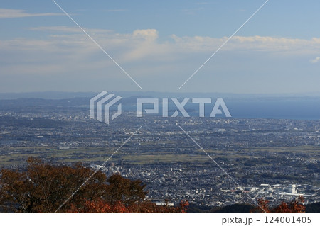 大山阿夫利神社付近から紅葉の季節に関東平野を望む 神奈川県伊勢原市 大山阿夫利神社付近から紅葉の季節に関東平野を望む 神奈川県伊勢原市 124001405