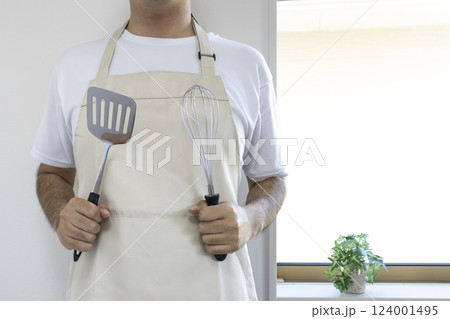 エプロンを付け料理道具を持つ男性（顔無し、日本人、30代） 124001495