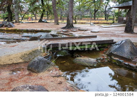 日本の岡山県倉敷市の水路のある公園の雨天の風景 日本の岡山県倉敷市の水路のある公園の雨天の風景 124001584