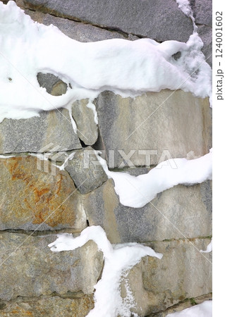 冬、モノクロの世界、雪と石の造形 124001602