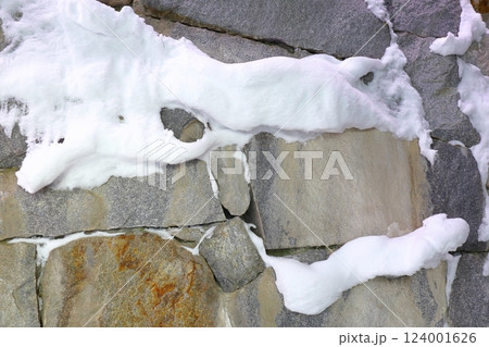 冬、モノクロの世界、雪と石の造形 124001626