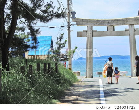 福津市の宮地嶽神社参道下にある宮地浜海水浴場へ向かう親子 福津市の宮地嶽神社参道下にある宮地浜海水浴場へ向かう親子 124001725