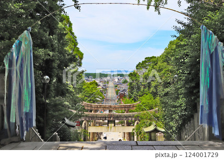 光の道ができる福岡県福津市の宮地嶽神社参道 124001729