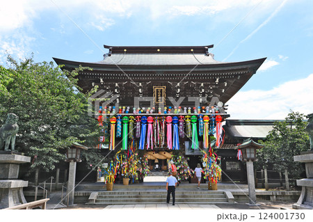 福岡県福津市の七夕飾りが美しい宮地嶽神社楼門 124001730
