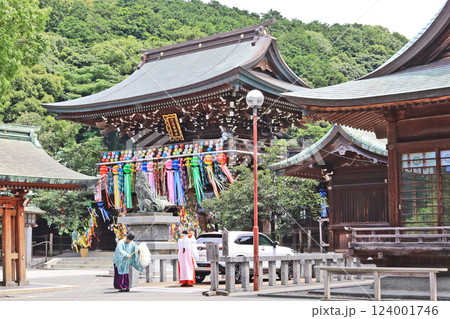 福岡県福津市の七夕飾りが美しい宮地嶽神社楼門 124001746