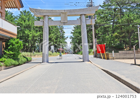 福岡県福津市の宮地嶽神社の鳥居と海水浴場入り口 124001753