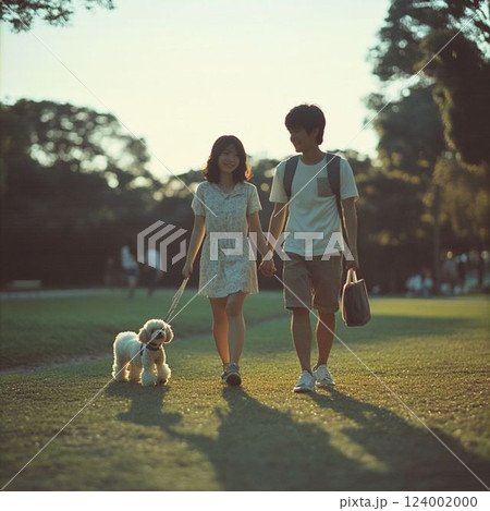 公園で愛犬の散歩をするカップル 124002000
