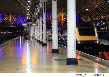 夜のパディントン駅(ロンドン) 夜のパディントン駅(ロンドン) 124002410