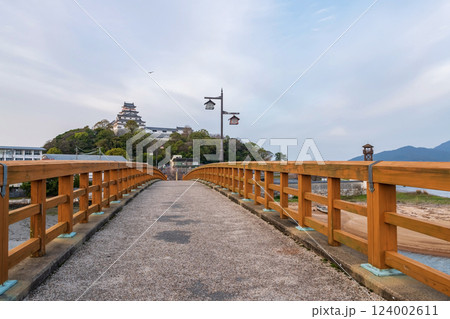 Landscape view of Karatsu castle from Jyounai bridge in city, Saga Landscape view of Karatsu castle from Jyounai bridge in city, Saga 124002611