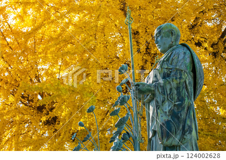 Kobo Daishi monk statue by Ginkgo leaves, Shitennoji Temple 124002628
