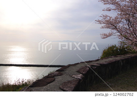 兵庫県洲本市 サンセットパーク五色・夕日が丘公園から小豆島方面を望む 兵庫県洲本市 サンセットパーク五色・夕日が丘公園から小豆島方面を望む 124002702