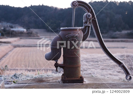しものおりた寒い朝の風景　 124002809
