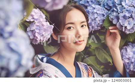 紫陽花と着物を着た若い女性。アジサイの花に埋もれた女性のポートレート 124003001
