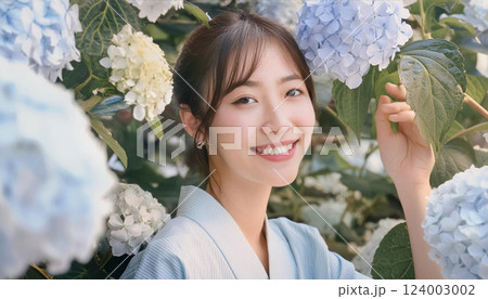紫陽花と着物を着た若い女性。アジサイの花に埋もれた女性のポートレート 124003002