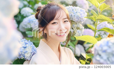 紫陽花と着物を着た若い女性。アジサイの花に埋もれた女性のポートレート 124003005