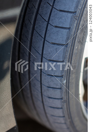 車の部位　タイヤの傷 124003043