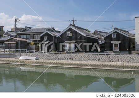 伊勢河崎の町並み　川の町の風景　古い町並み　伊勢志摩観光スポット　 124003326