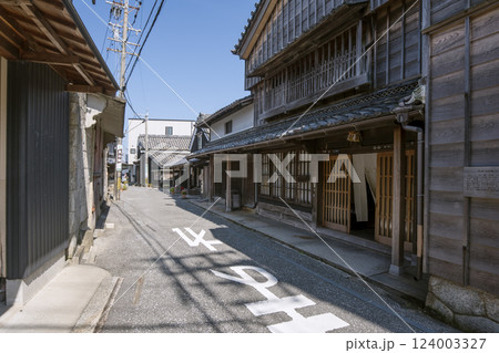 伊勢河崎の町並み 川の町の風景 古い町並み 伊勢志摩観光スポット 伊勢河崎の町並み 川の町の風景 古い町並み 伊勢志摩観光スポット 124003327