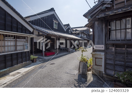 伊勢河崎の町並み　川の町の風景　古い町並み　伊勢志摩観光スポット　 124003329