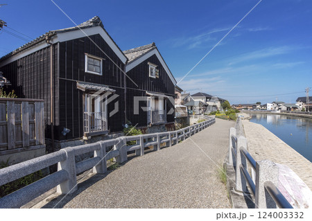伊勢河崎の町並み　川の町の風景　古い町並み　伊勢志摩観光スポット　 124003332