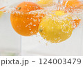 水に落ちるオレンジ・レモン 124003479