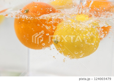水に落ちるオレンジ・レモン 124003479
