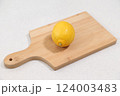まな板の上に置かれたレモン 124003483
