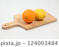 まな板の上に置かれたオレンジ・レモン 124003484