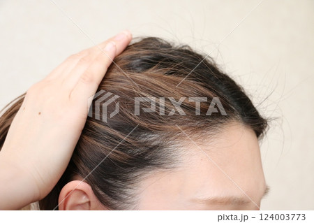 女性の生え際を横から見た 女性の生え際を横から見た 124003773