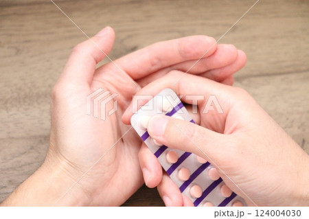 これから内服薬を飲もうとする30代男性の手 124004030