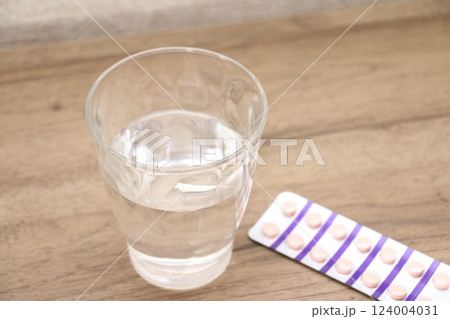 錠剤と水 124004031