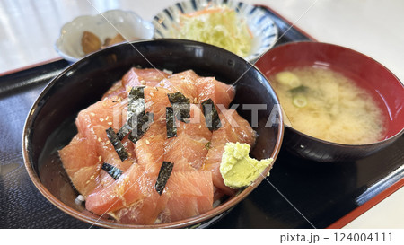 飲食店のメニュー（定食屋さんで食べるマグロ丼） 124004111