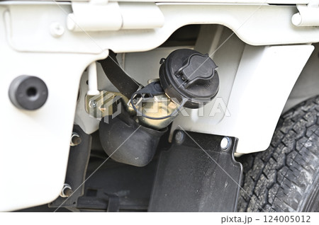 軽トラックの給油口 124005012