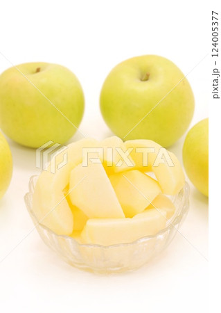 黄色いリンゴ トキ カット デザート 明るい背景 青森県産 黄色いリンゴ トキ カット デザート 明るい背景 青森県産 124005377
