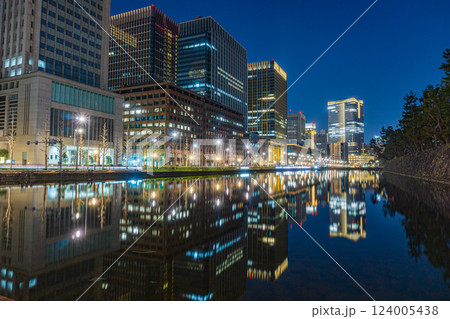 東京の丸の内の夜景と皇居のお堀 東京の丸の内の夜景と皇居のお堀 124005438