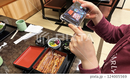 うな重の写真を撮る女性 124005569
