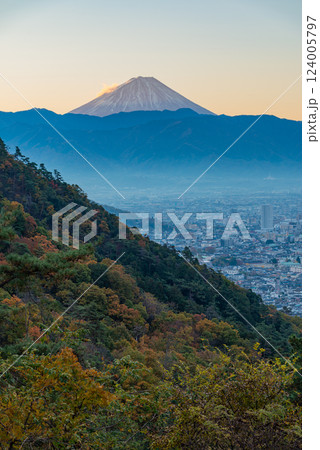 【山梨県】紅葉の白山から望む、甲府の街並みと富士山 【山梨県】紅葉の白山から望む、甲府の街並みと富士山 124005797