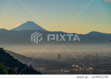 【山梨県】紅葉の白山から望む、甲府の街並みと富士山 124005798