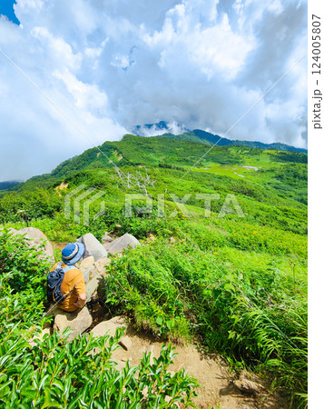 夏の火打山・妙高山登山（天狗の庭～火打山山頂：登山道から天狗の庭を望む） 124005807