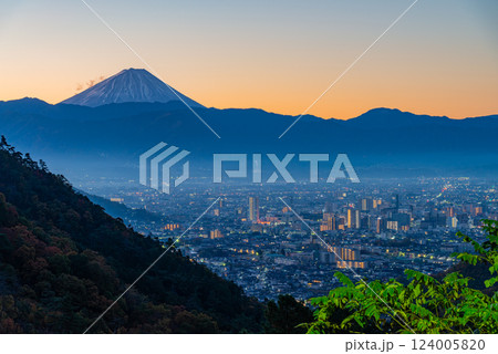 【山梨県】夜明けの和田峠から望む甲府の街並みと富士山 【山梨県】夜明けの和田峠から望む甲府の街並みと富士山 124005820