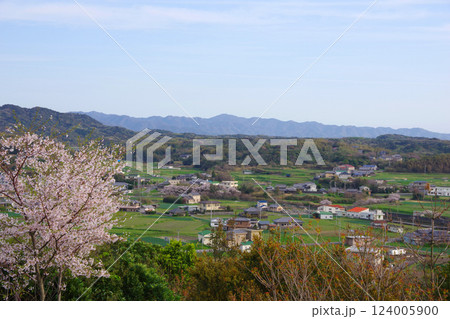 兵庫県洲本市　サンセットパーク五色・夕日が丘公園から鳥飼浦の風景を望む 124005900