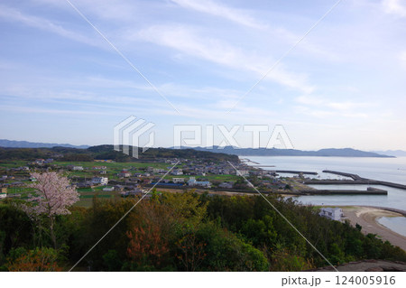 兵庫県洲本市　サンセットパーク五色・夕日が丘公園から鳥飼漁港周辺を望む 124005916