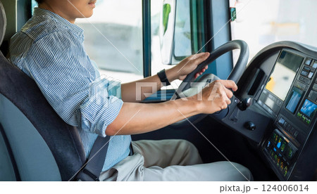 左ハンドルの車を運転する男性 左ハンドルの車を運転する男性 124006014