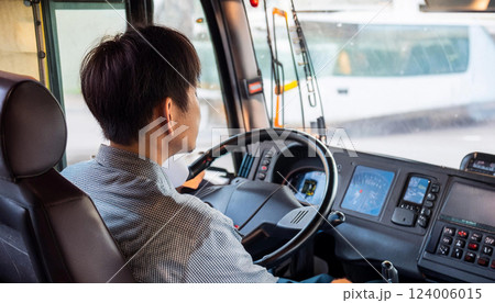 左ハンドルの車を運転する男性 左ハンドルの車を運転する男性 124006015